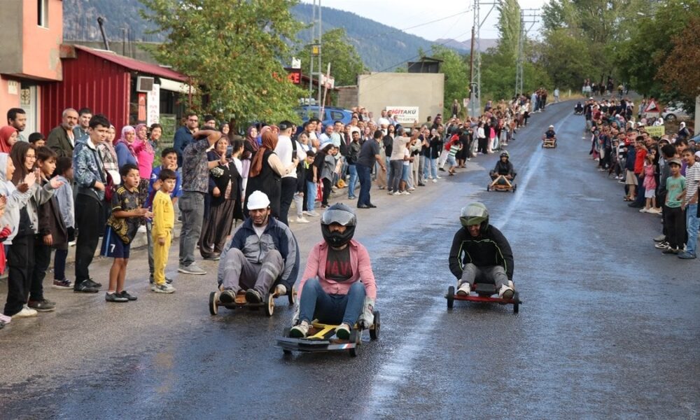 Adana’da yarışmacılar el yapımı tahta araçlarıyla birincilik için mücadele etti
