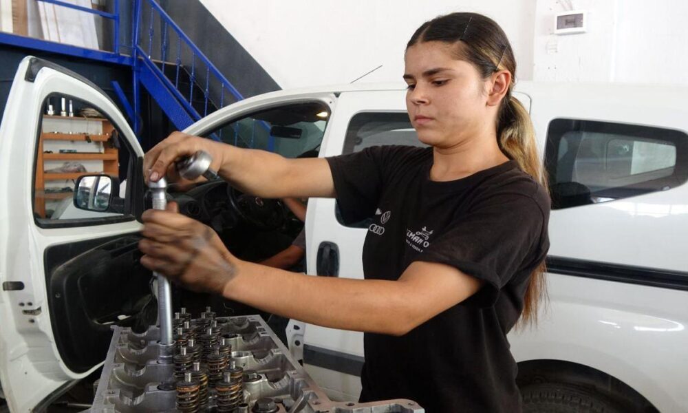 Burdur’un tek kadın oto tamir ustası! 17 yaşındaki genç kız erkeklere taş çıkartıyor