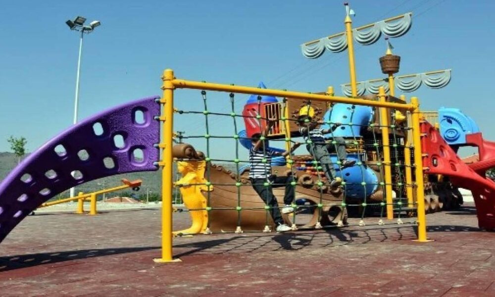 Çocuk parkları göründüğü kadar masum değil: Sadece temas yeterli!