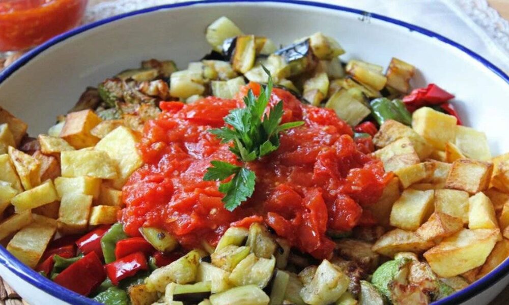 Yaz sofralarının vazgeçilmezi: Pratik şakşuka yapımı!