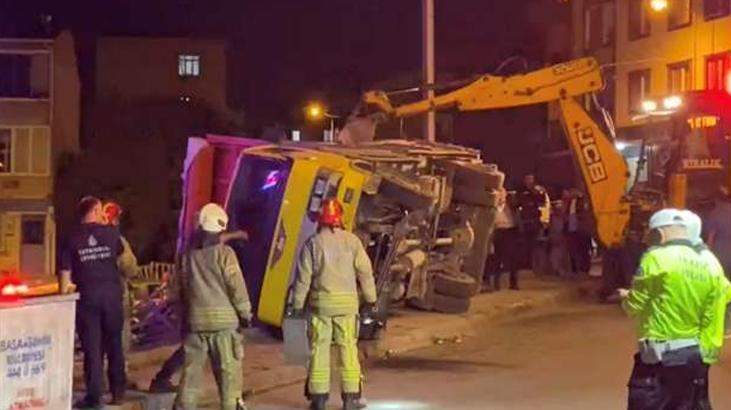 Bahçeşehir’de korkunç kaza! Devrilen kamyondaki yükün altında 3 çocuk kaldı