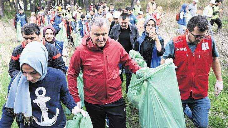 Bakan Bak, gençlerle ormanı temizledi