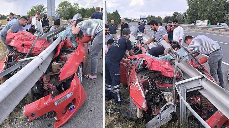 Bariyerlere ok gibi saplanan otomobil ikiye bölündü