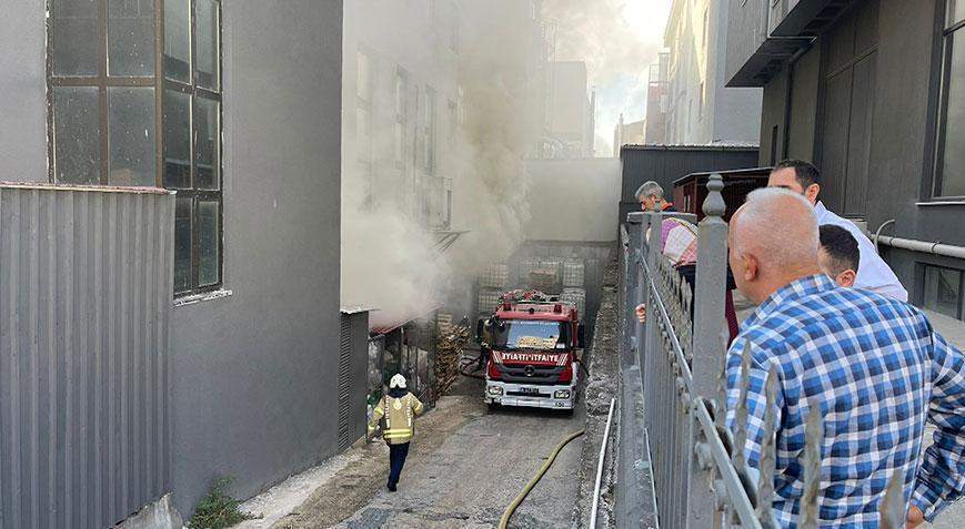 Beylikdüzü’nde korkutan fabrika yangını!