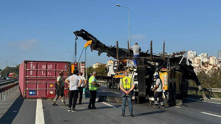 D-100’de TIR devrildi, yan yol trafiğe kapatıldı!