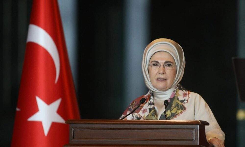 Emine Erdoğan’dan yapışık ikizlerin Türkiye’deki ameliyatla ayrılmasına ilişkin paylaşım