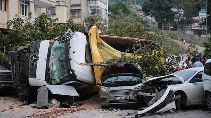 Hatay’da feci kaza! hafriyat kamyonu tam 7 araca çarparak durabildi