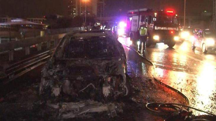 İstanbul’da seyir halindeki otomobil cayır cayır yandı