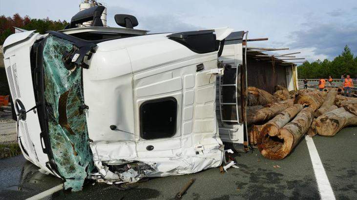 Kastamonu’da feci kaza: 1 yaralı! Tomruklar etrafa saçıldı