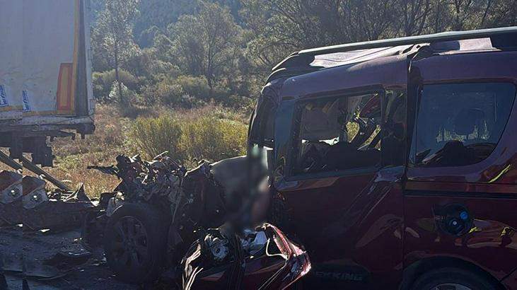 Katliam gibi kaza! Otomobil TIR’a arkadan çarptı: 3 ölü, 2 ağır yaralı