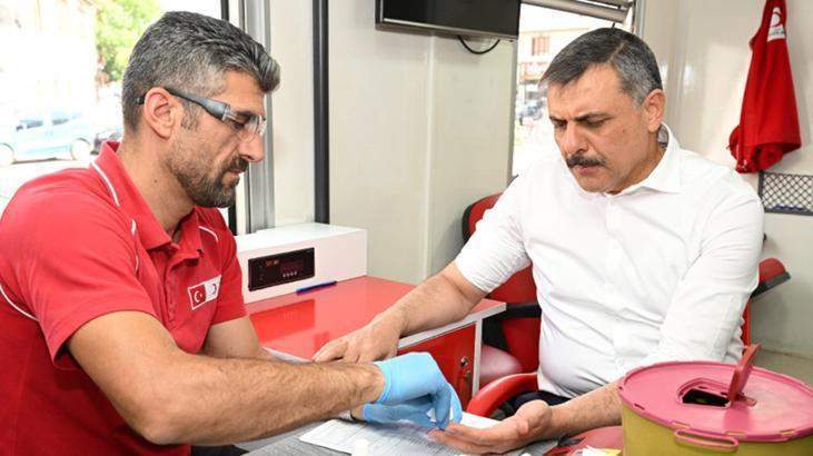 Kızılay altın madalya vermişti! Vali Çiftçi, 42’nci kez kan bağışında bulundu
