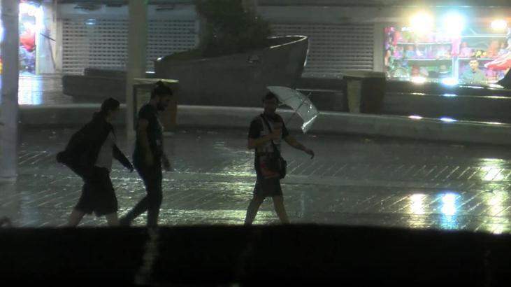 Meteoroloji’nin uyarılarının ardından İstanbul’da sağanak yağış etkisini gösterdi