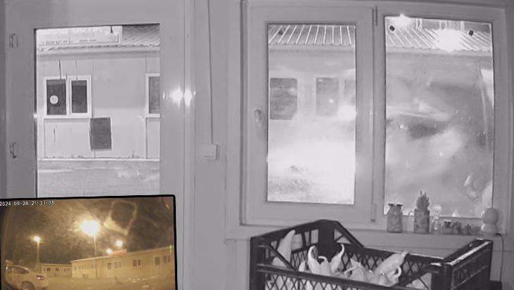 Otomobil, prefabrik iş yerinin içinden geçti! ‘İnanılmaz bir kaza’