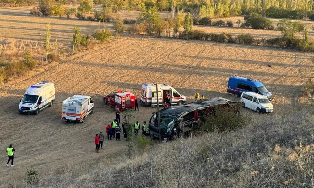 Afyonkarahisar’da Yolcu Otobüsü Devrildi: 21 Yaralı