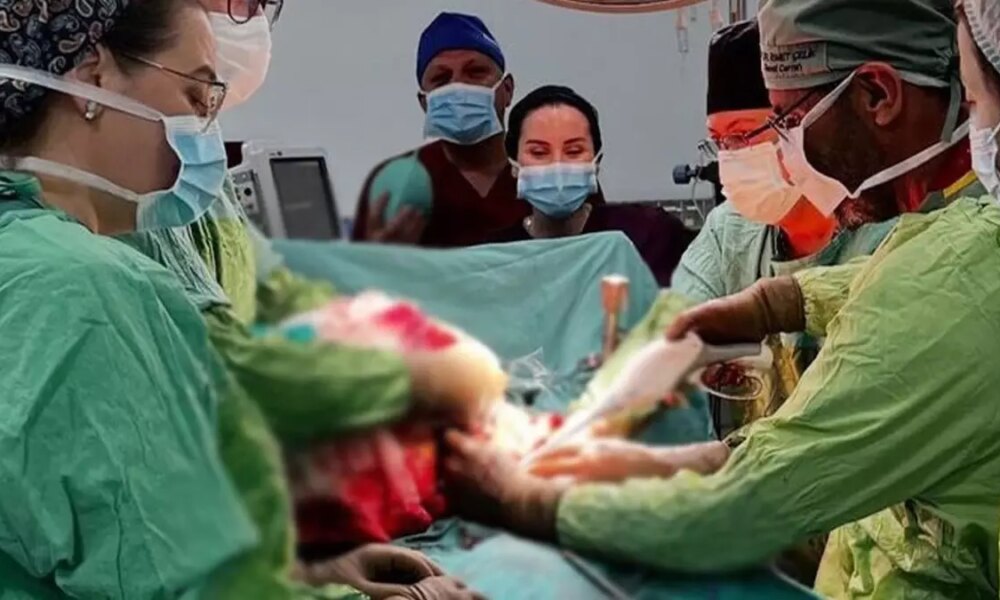 Ağrı şikayetiyle doktora giden hasta, karnından çıkarılana inanamadı