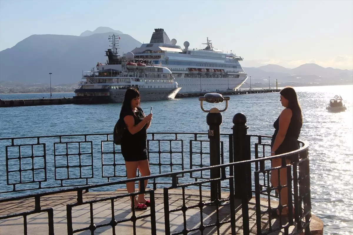 Alanya’ya İki Kruvaziyerle 1132 Turist Geldi