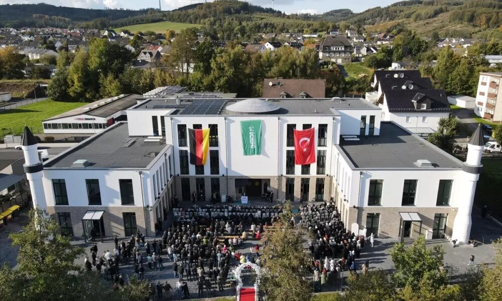 almanyada-mevlana-camisi-ve-kulliyesi-ibadete-acildi-Mhm7GwME.jpg