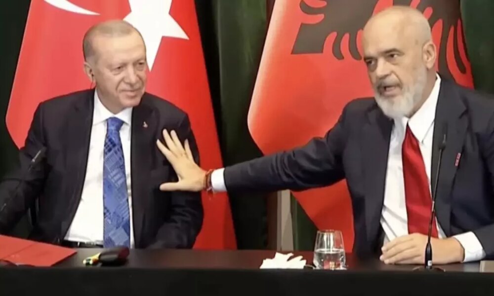 Basın toplantısına damga vuran an! Ne anlama geldiğini hemen açıkladı