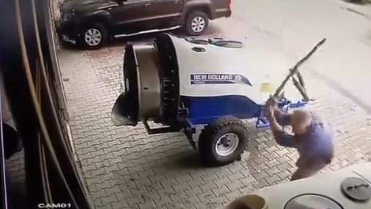 Bursa’da dehşet: Köpeği sopayla öldürdü