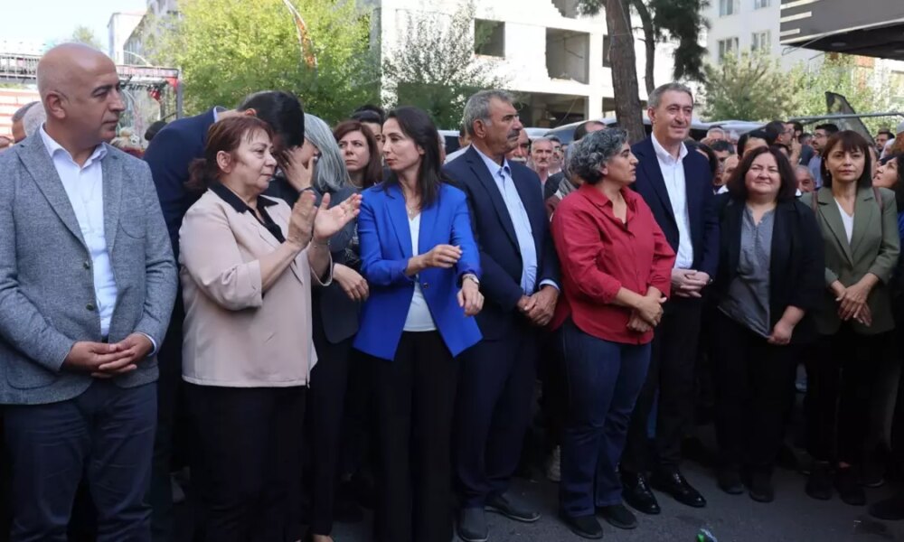 DEM Parti gösterisinde genel başkandan cesaret alan kalabalık PKK sloganları attı, gözaltılar var