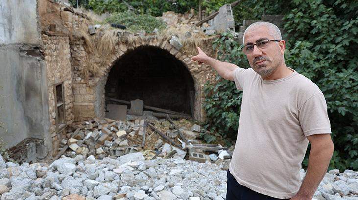 Depremde yıkılan binanın altından tarih fışkırdı