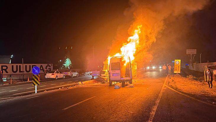 Diyarbakır’da korkunç kaza! Minibüs alev aldı: 10 yaralı