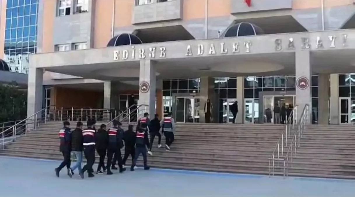Edirne’de Göçmen Kaçakçılarına Operasyon