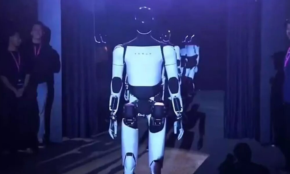 elon-musk-ev-islerine-yardimci-olacak-30000-dolarlik-optimus-robotlarini-tanitti-UdG1u17z.jpg