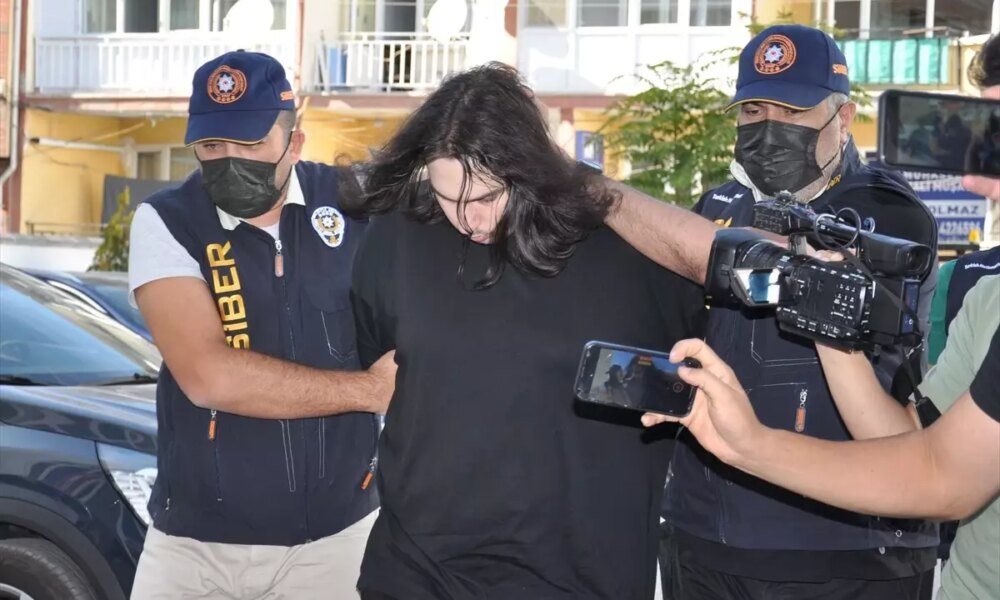 eskisehirde-sosyal-medya-yayincisi-mustehcenlik-sucundan-tutuklandi-wNntutnP.jpg