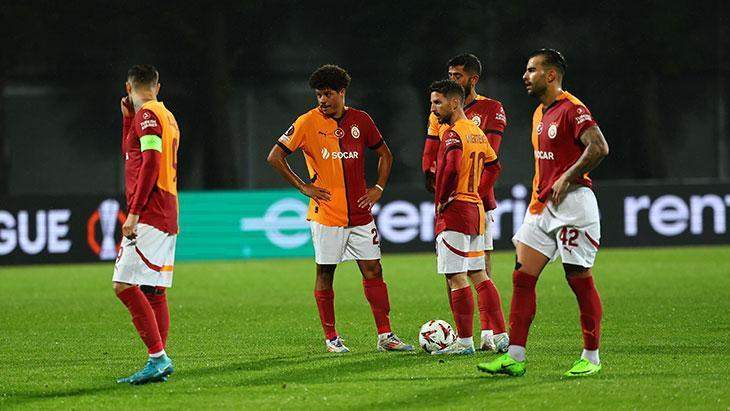 Galatasaray’da Okan Buruk RFS maçının faturasını kesti! Yıldız oyuncu kulübeye