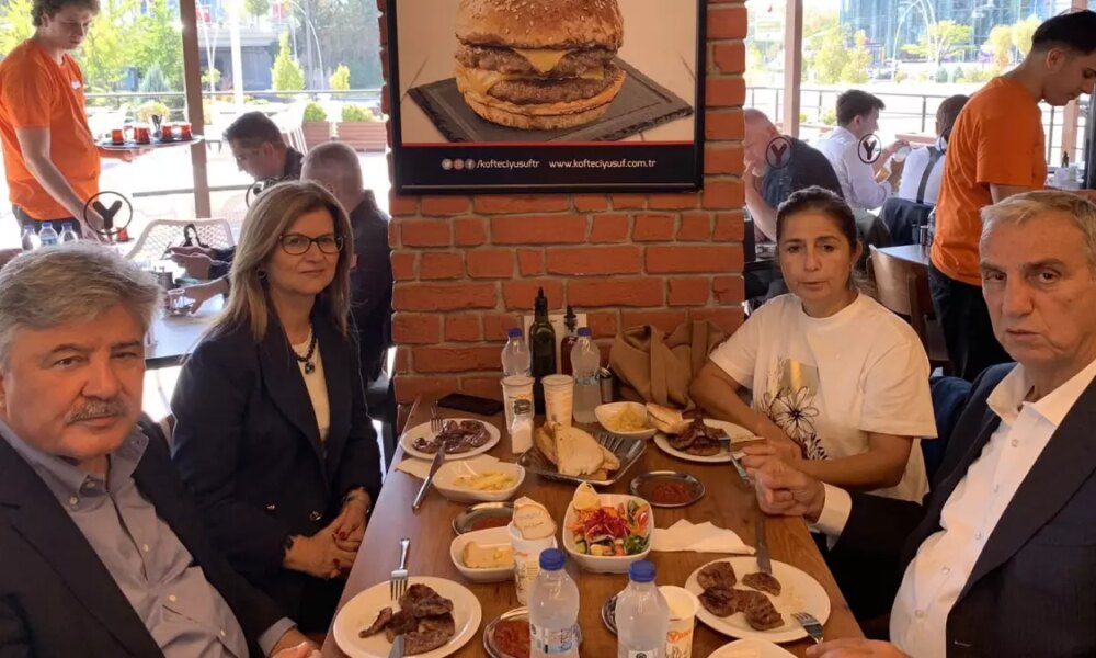 Giden herkesin bugünlerde pişman olduğu Köfteci Yusuf’a gidip yemek yedi