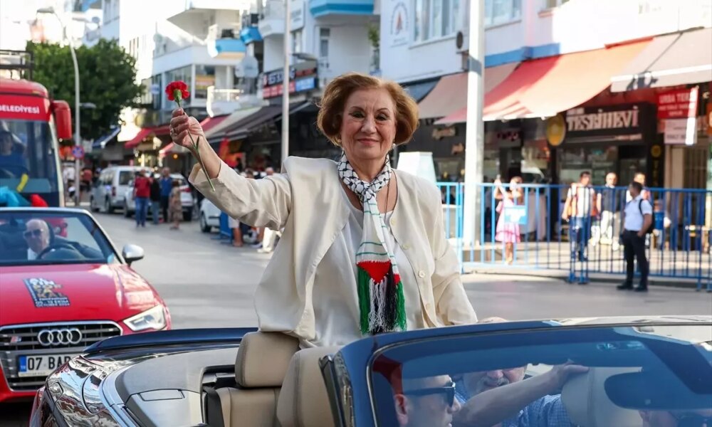 Gülsen Tuncer, Altın Portakal Film Festivali’nde Filistin Bayrağı ile Destek Verdi