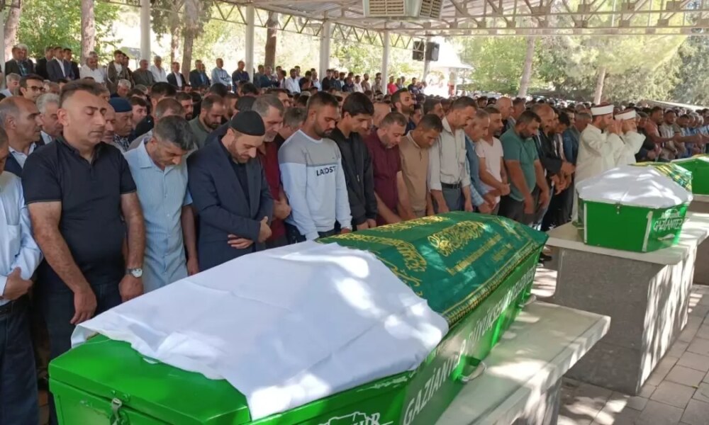 Günün en acı karesi: 6 tabut yan yana dizildi, gözyaşları sel oldu