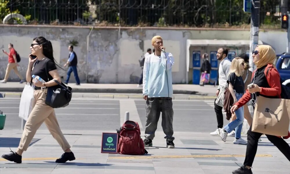 İstanbul Boğazı’nda İranlı Müzisyen Human Ghasemnataj Fokoloei’nin Sokak Performansları