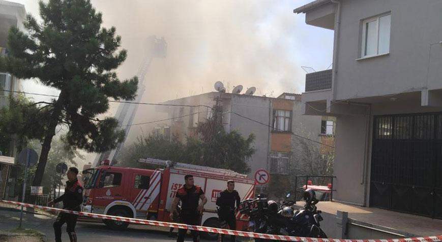 İstanbul’da yangın paniği! 2 apartmanın çatısı küle döndü