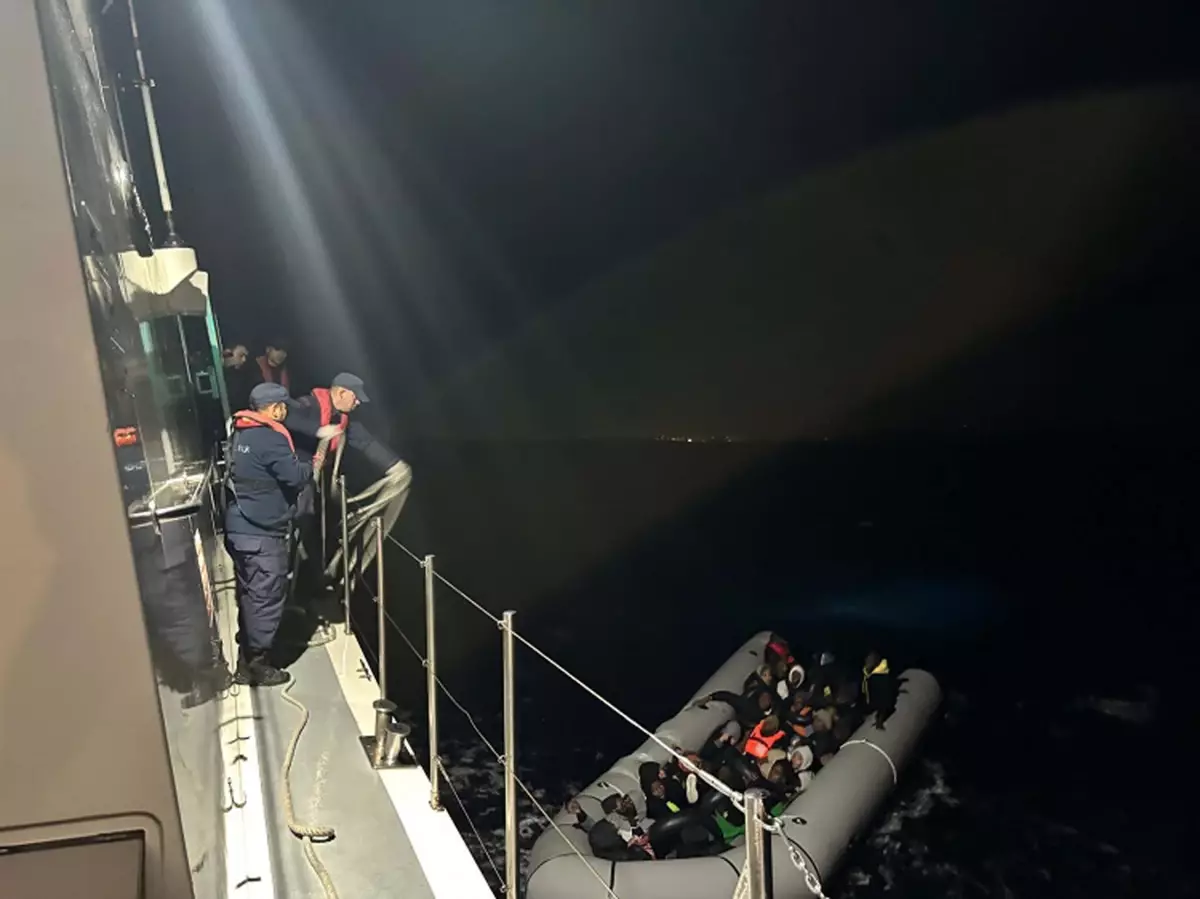 İzmir’de 76 Kaçak Göçmen Kurtarıldı