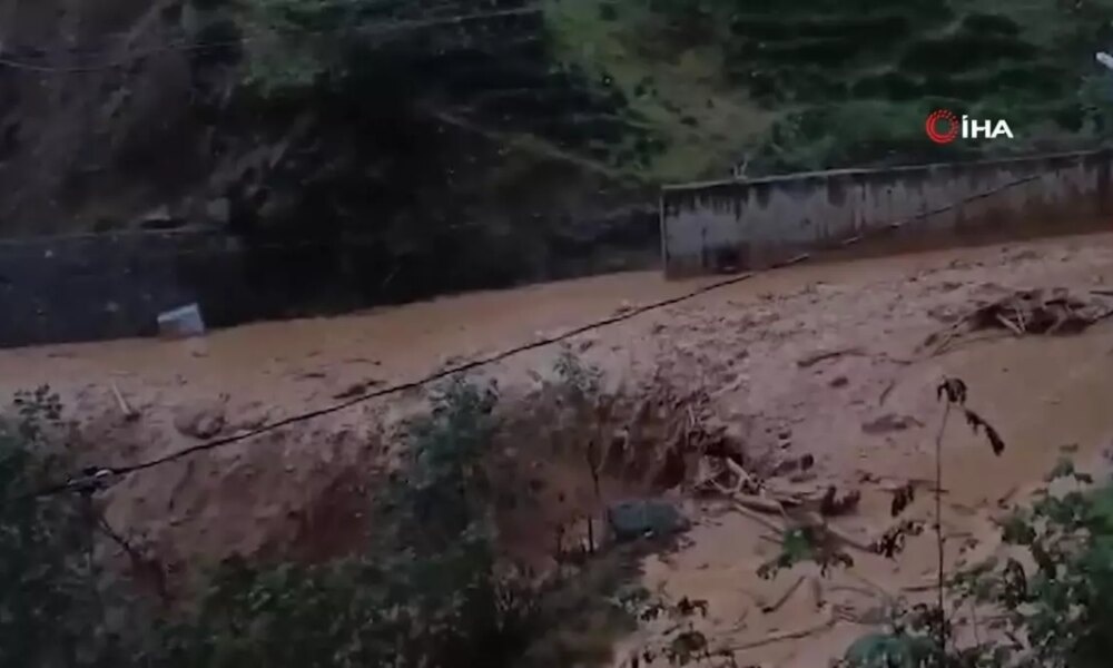 Rize’de Heyelan Nedeniyle Mahalle Yolları Ulaşıma Kapandı