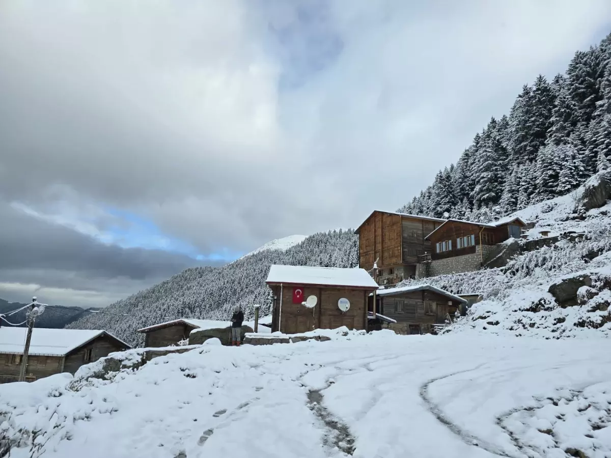 Rize’de Yüksek Kesimlere Kar Yağdı