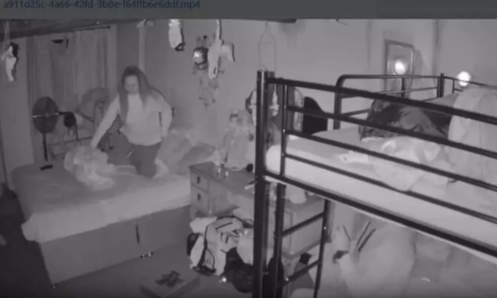 Ruh çağıran çift, raftan düşen bebeği görünce korkuyla odadan kaçtı