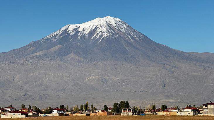 ‘Türkiye’nin çatısı’ Ağrı Dağı beyaza büründü