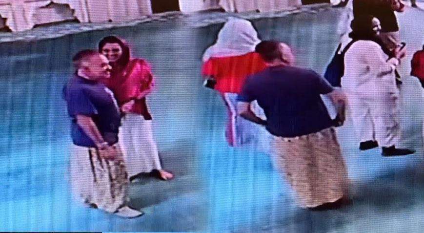 Yer: Bursa! Turist erkekler camiye girmek için etek giydi