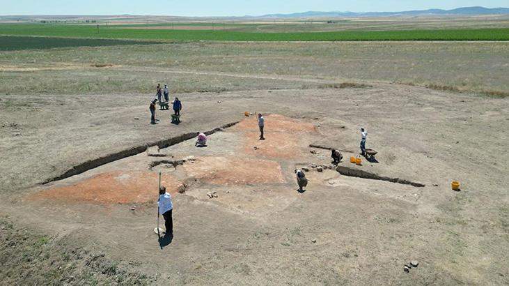 Yer: Eskişehir! Sırrı araştırılıyor: Çatıya kadar kırmızı toprakla gömülmüş