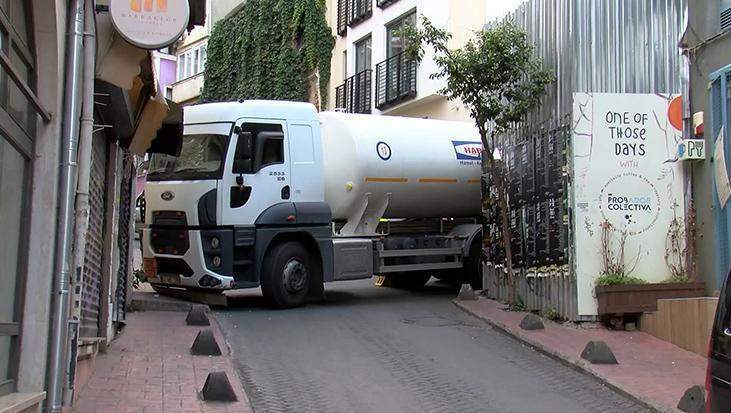 Yer: İstanbul! Virajı alamayan TIR yolu kapattı