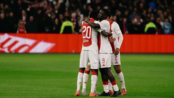 Ajax, PSV Eindhoven’ı 3 golle yıktı!