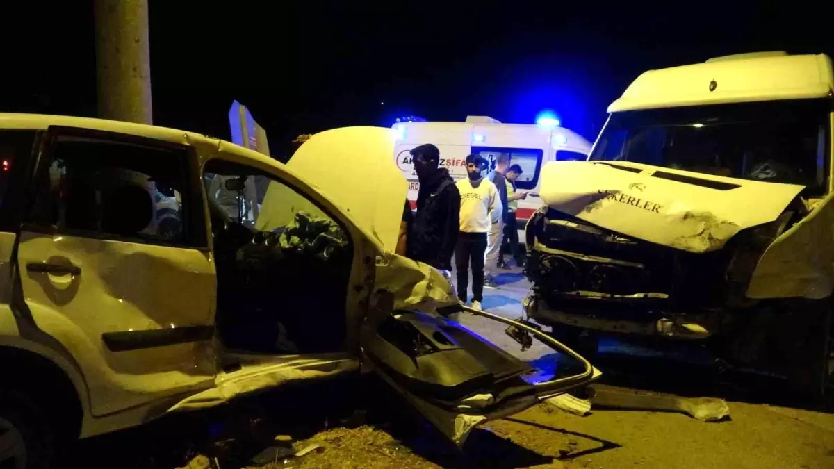 Antalya’da Dur Tabelasına Uymayan Araç Kaza Yaptı