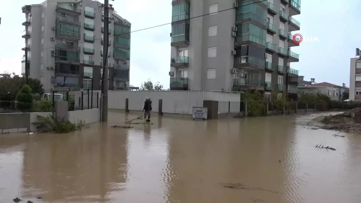 Belek’te Şiddetli Yağış Hayatı Felç Etti