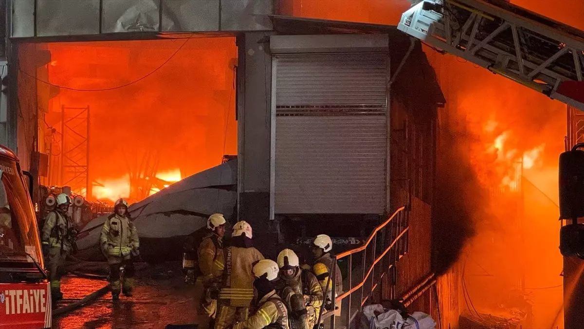 Beylikdüzü’nde Fabrika Yangını
