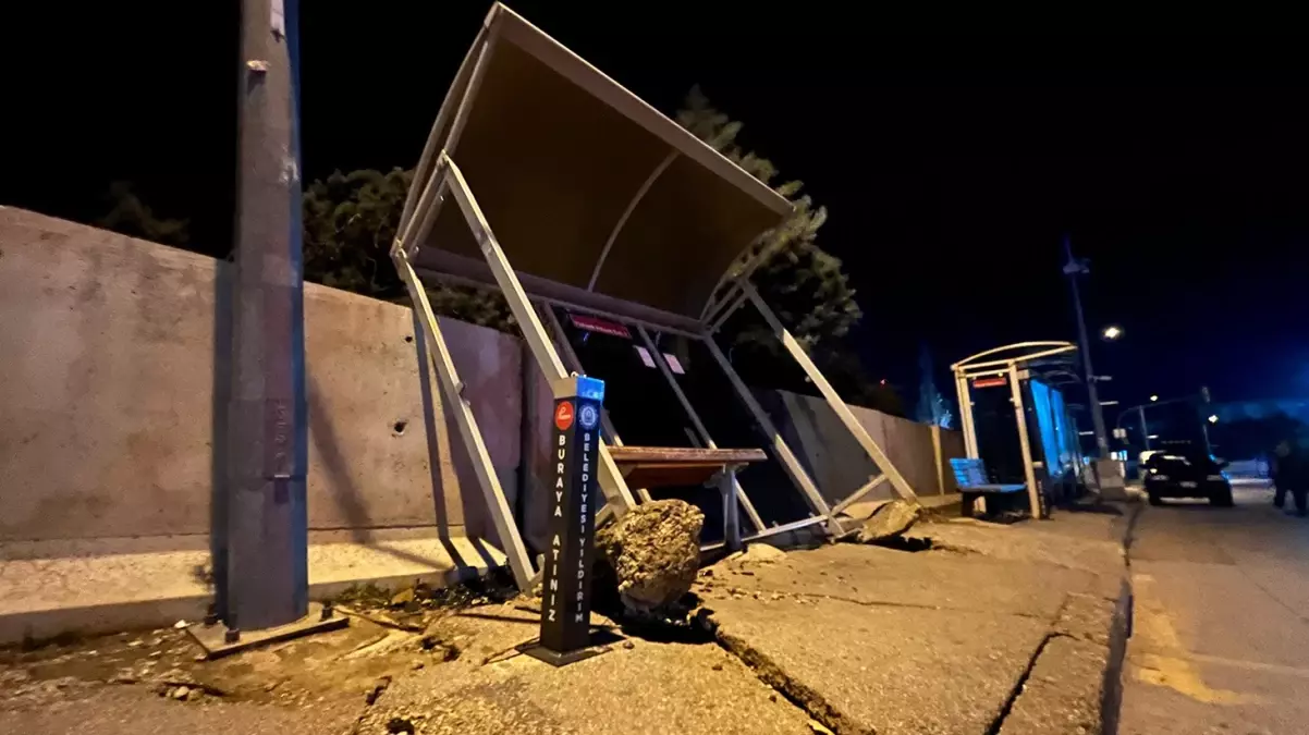 Bursa’da Kuvvetli Fırtına Hasara Yol Açtı