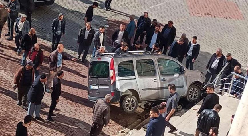 Direksiyon başında baygınlık geçirdi, aracıyla hükümet konağına daldı