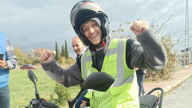 Eski yıldız Mesut Özil Arnavutköy’de ehliyet sınavına girdi